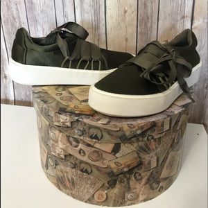Size 6 madden girl Olive sneaker